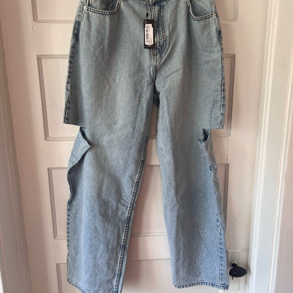 ($82 retail) Distressed PrettyLittleThing Light Blue jeans size 8 NWT - Picture 1 of 4